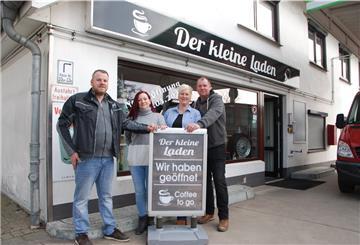 Am 1. April geht‘s los (von links): Simon Kindervater und seine Frau Stefanie als Eigentümer sowie Jessica Poweleit und Andre Kindervater als Betreiber freuen sich auf den Neustart des Tankshops in der Ortsmitte von Neuenwalde.