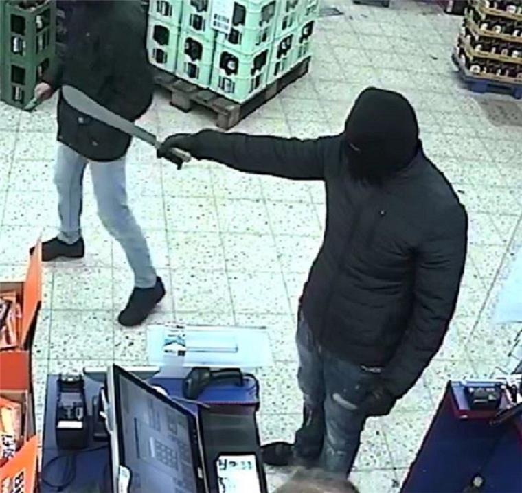 Am 1. Februar 2019 haben zwei Unbekannte einen Getränkemarkt in Bremen überfallen. Einer der Täter bedrohte eine Angestellte mit einer Machete. 