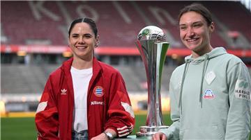 Am 1. Mai spielen sie in Köln gegeneinander um diesen Pokal: die Münchnerin Sarah Zadrazil und die Bremerin Sophie Weidauer bei einem Medientermin.