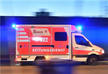 Ein Rettungswagen fährt mit Blaulicht. 