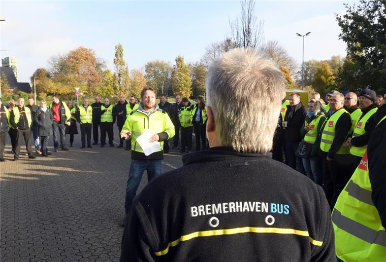 Tarifeinigung: Wie viel Geld Bremerhavens Busfahrer mehr bekommen Busfahrer von Bremerhaven Bus stehen zusammen.