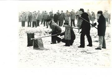 Am 13. Januar 1982 fand in Seefeld ein Kloot-Feldkampf zwischen dem Klootschießerlandesverband Oldenburg und dem Landesklootschießerverband Ostfriesland statt – mit den Bahnweisern (von links) Wilhelm Ruch, Erwin Goesmann, Ummo Wemken und Dieter Gertjegerdes.