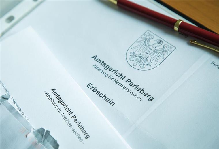 Erben mit Plan: Diese 3 Tipps helfen beim Steuersparen mit Immobilien Ein Schreiben vom Amtgericht und Briefumschlag liegen auf einem Tisch.