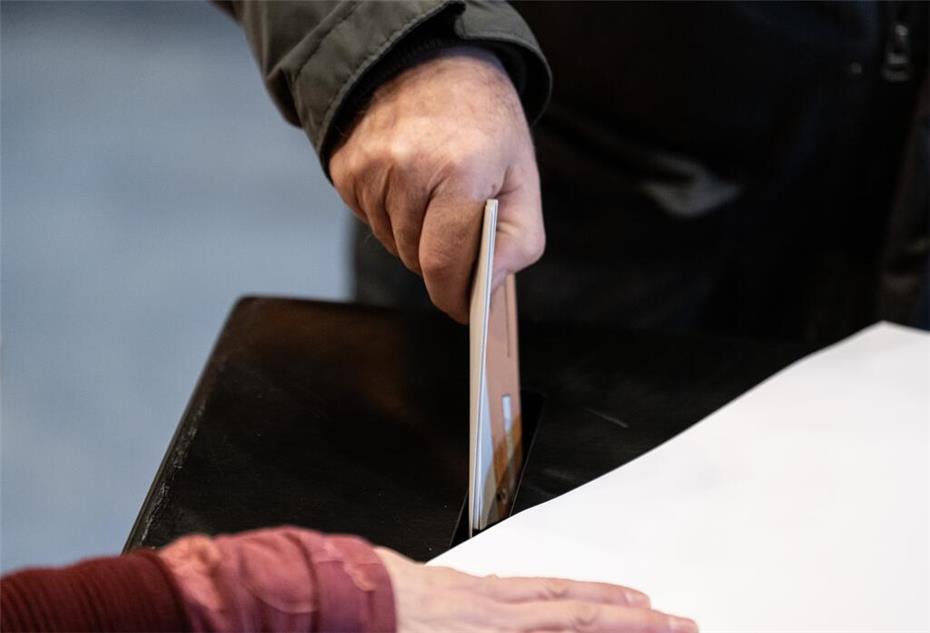 Eine Person gibt im Wahllokal ihre Stimme für die Wiederholungswahl des Berliner Abgeordnetenhaus ab. 
