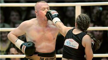 Am 14. September gibt‘s Dresche: Stefan Raab bittet Regina Halmich bei RTL zum Boxkampf.