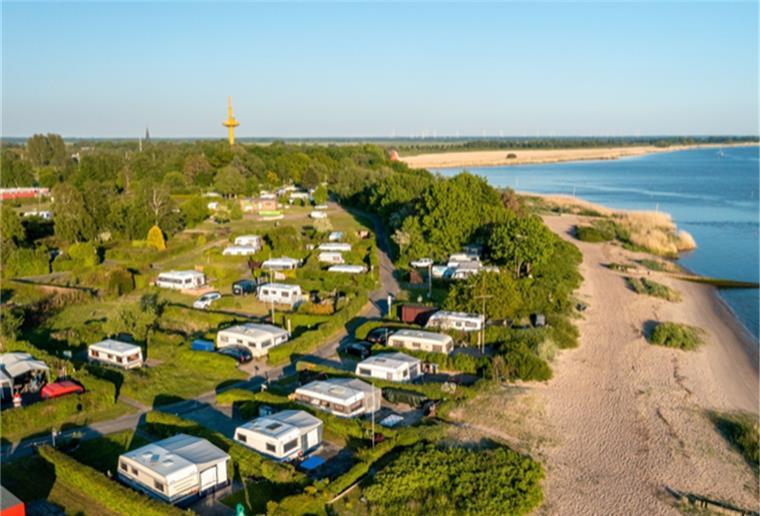 So sollen die Campingplätze an der Weser aufgerüstet werden Ein Campingplatz von oben.