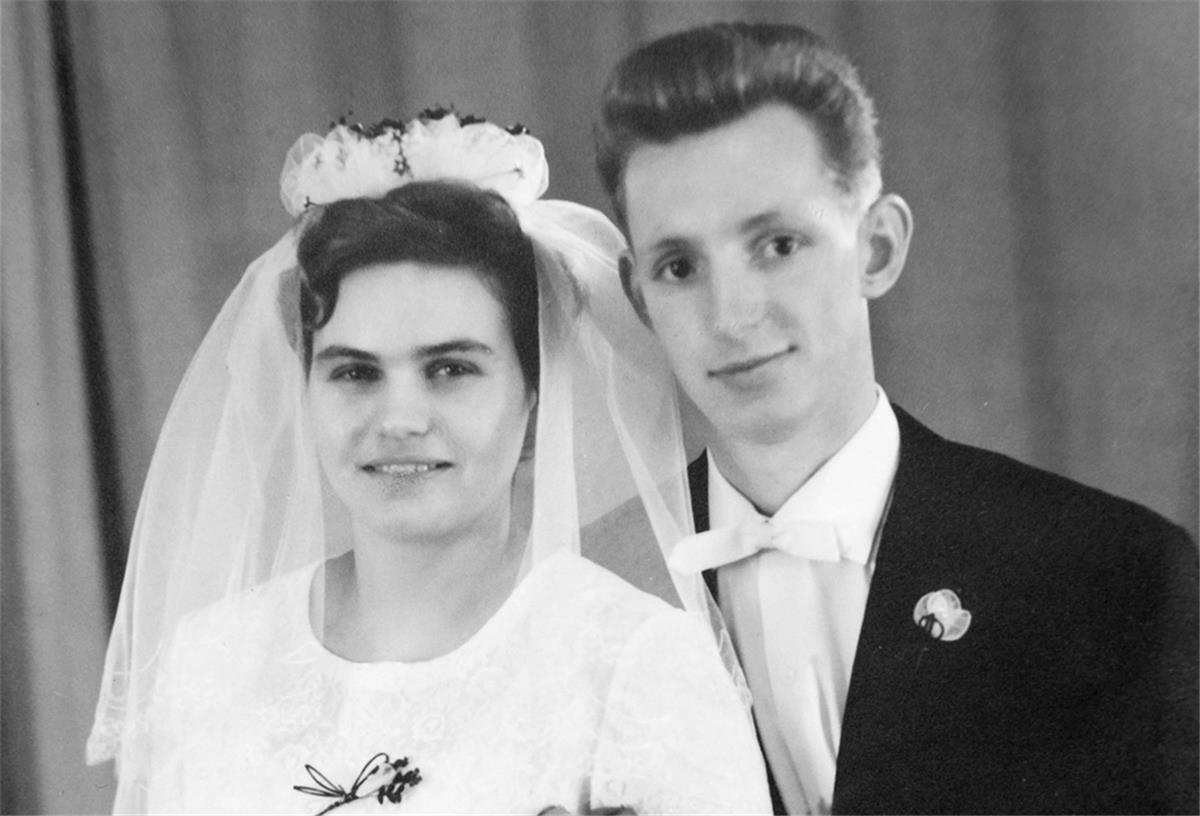 Bremerhaven: Ein Zeitungsinserat bringt den Brenzels die große Liebe Hochzeitspaar, Schwarz-Weiß-Foto. Am 16. Dezember 1961 geben sich Ilse Witte aus Dorum und Günter Brenzel aus Weddewarden in der St.-Urbanus-Kirche Dorum das Ja-Wort fürs Leben.