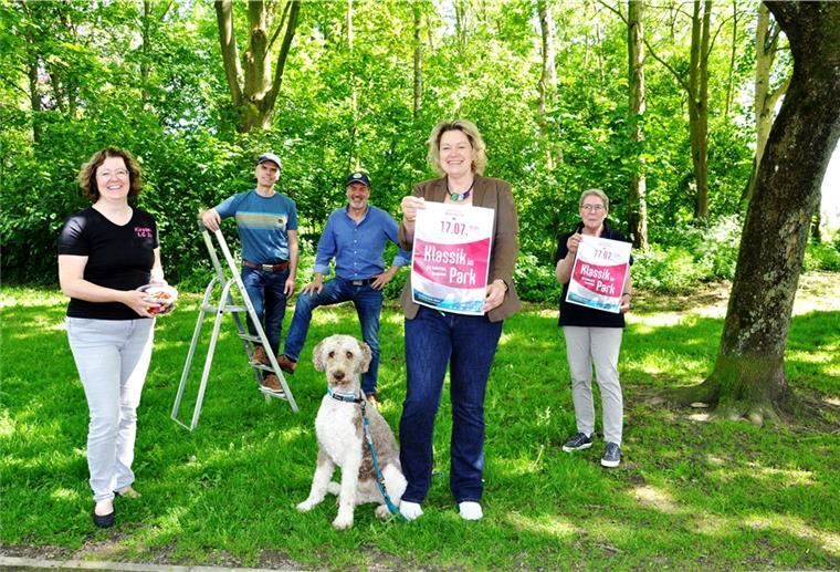 Am 17. Juli ist eine Neuauflage von Klassik im Park geplant. NMT-Geschäftsführerin Ilona Tetzlaff - auf dem Foto mit ihrem Königspudel Theo - freut sich über die Unterstützung durch die Lions und den Ladies Circle. Unser Bild zeigt (von links) Kirsten Bollig vom Ladies Circle sowie Georg Dürr, Michael Eppler und Lore Timme-Hänsel von den Lions.