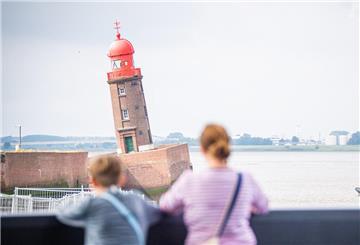 Das Bild zeigt den abgesackten Molenturm in Bremerhaven im August 2022.