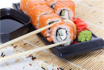 ARCHIV - Sushi mit Grünkohl, Tomaten und Feta (vorne) sowie Sushi mit Grünkohl und Pinkel steht im Restaurant Moto Kitchen auf einem Tisch. Foto: Hauke-Christian Dittrich/dpa
