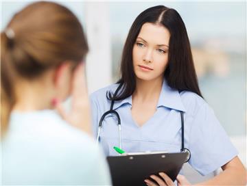 Ärztin spricht mit Patientin.