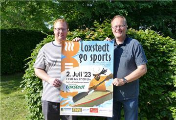 Am 2. Juli wird die Sport- und Freizeitanlage in Loxstedt ganz im Zeichen von „Loxstedt go sports“ stehen. Darauf freuen sich auch Organisator Jannik Böckhaus-Müller (links) und Loxstedts Erster Gemeinderat Holger Rasch.