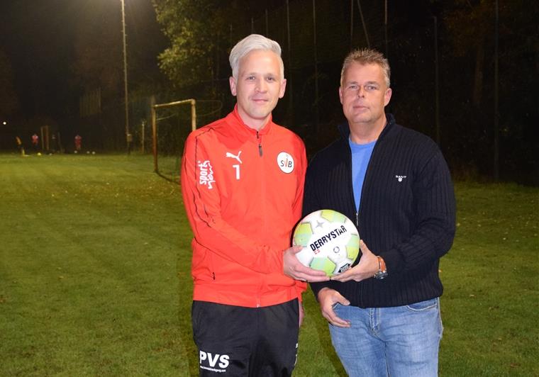 Am 24. Oktober 2019 stellte der Vorstand des SV Brake (rechts Teammanager Thade Daniel) Stefan Jasper als Trainer vor. Jetzt erfolgte die Trennung.