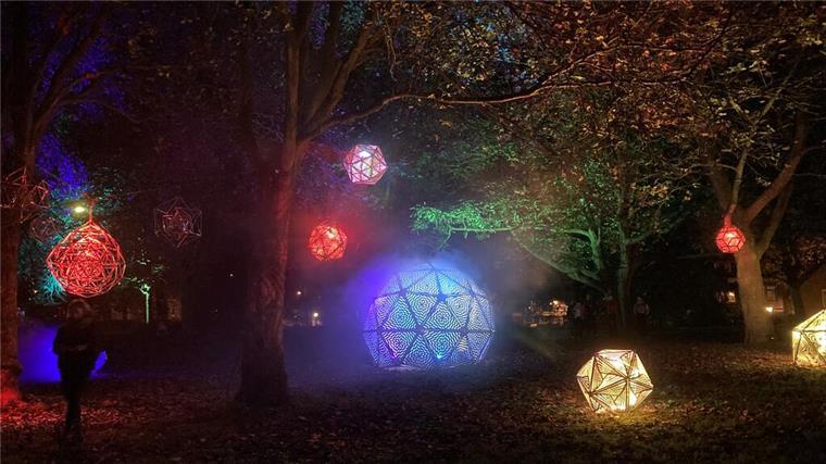 Bremerhaven: Lichternacht lässt Gesundheitspark wieder leuchten Lichtinstallationen in verschiedenen Farben erleuchten einen dunklen Park.