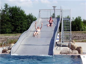 Am 28. Mai 2003 rutschten Herbert Eltner und Ulrich Münzberg zur Eröffnung des Freibades die Rutsche hinunter.