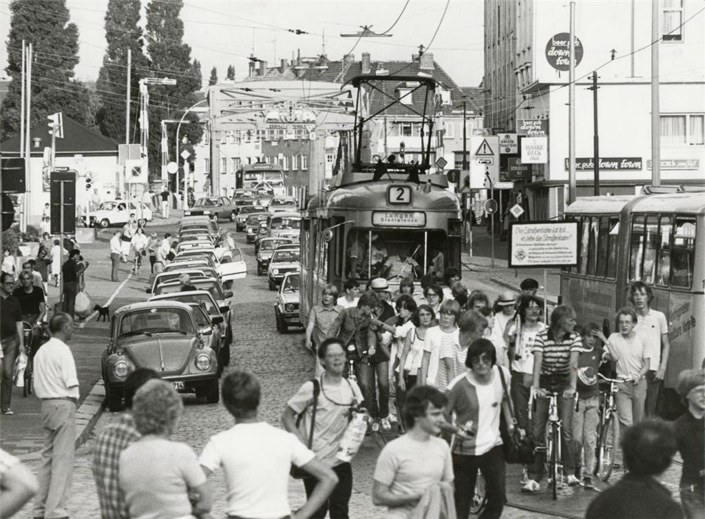 Am 30. Juli 1982 kratzte die letzte Straßenbahn die Kurven in der Stadt. Der Bet...