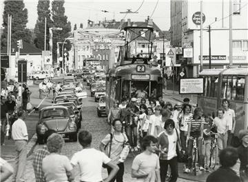 Am 30. Juli 1982 kratzte die letzte Straßenbahn die Kurven in der Stadt. Der Bet...