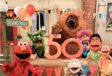 Figuren der Sesamstraße und ihre Puppenspieler sind bei einem Fototermin zu «50 Jahre Sesamstraße» bei Dreharbeiten am Studio-Set der «Sesamstraße» zu sehen.