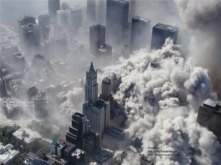 Justizdrama "Terror" macht die Zuschauer zu Geschworenen Am 9. September 2001 entführten Terroristen zwei Flugzeuge, mit denen sie die Türme des World Trade Centers in New York zum Einsturz brachten. Ist es rechtens, ein solches Flugzeug abzuschießen? Diese Frage verhandelt Ferdinand von Schirach in seinem Theaterstück "Terror"