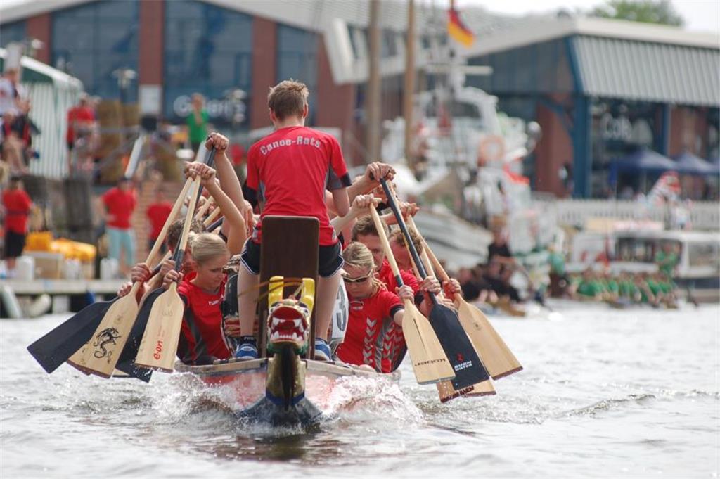 Am 9. und 10. Juni wird wieder gepaddelt, was das Zeug halt: Beim Drachenboot-Cup treten wieder zahlreiche Teams im Hafenbecken am Schaufenster Fischereihafen gegeneinander an. Im vergangenen Jahr paddelten dort rund 700 Hobby-Sportler um die Wette. Foto: Rabbel