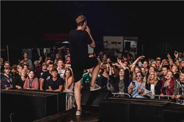 Am Abend geht die Post ab: Das junge Publikum hat Spaß beim Musikfestival in Tossens.