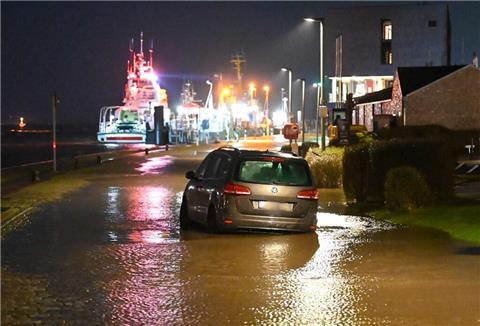 Am Abend standen in Bremerhaven Autos im Wasser.