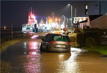 Am Abend standen in Bremerhaven Autos im Wasser.