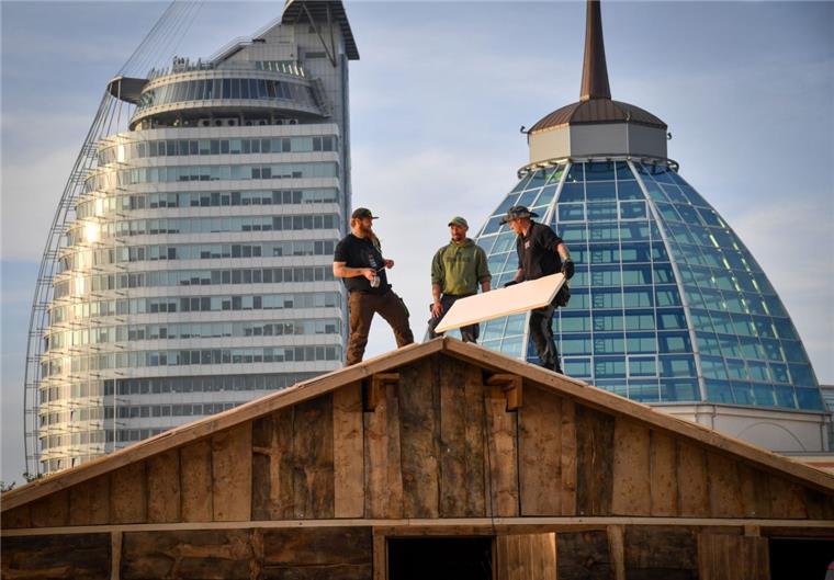 Am Alten Hafen entsteht ein Aplen-Chalet: Schweizer Käsefondue und Weine sollen dort bis zum Jahresende serviert werden. 