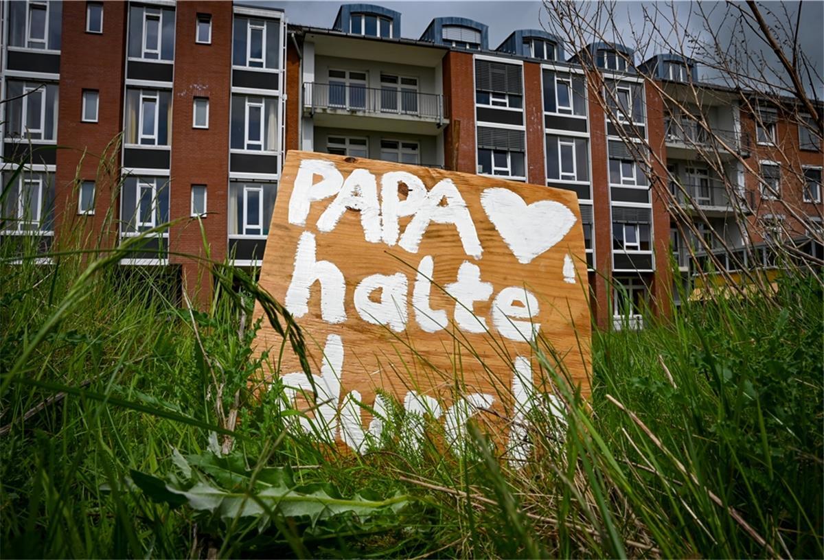 Am Ameos-Klinikum am Bürgerpark steht ein Gruß von Wiebke Schwarz und weiteren Angehörigen an ihren Vater.