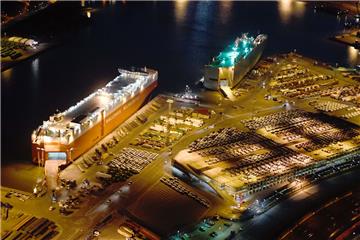 Der Umschlag gerät ins Stottern: Am Autoterminal in Bremerhaven werden immer noch sehr viele Autos umgeschlagen. Aber am Ende des dritten Quartals gab es ein Minus.