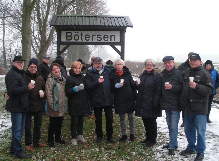 Am Bahnhof Bötersen legten die Eisenbahnfreunde einen Zwischenstopp ein und genossen ein Getränk.