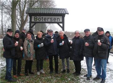 Am Bahnhof Bötersen legten die Eisenbahnfreunde einen Zwischenstopp ein und genossen ein Getränk.