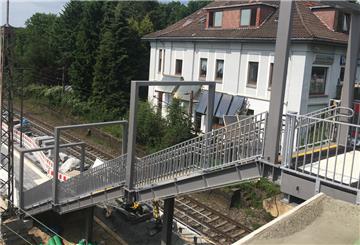 Am Bahnhof Bremerhaven-Wulsdorf wurde die Treppe als Zugang zum Bahnsteig ausgetauscht.