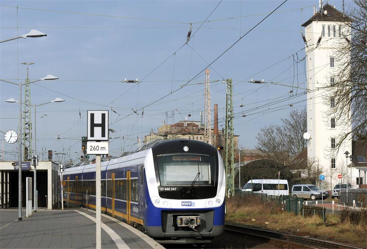 Am Bahnhof in Verden ist es am Samstag zu einer dramatischen Szene gekommen, bei der ein Mann sehr viel Glück hatte. (Archivbild)