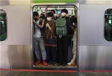 Menschen in einem Zug in Tokio