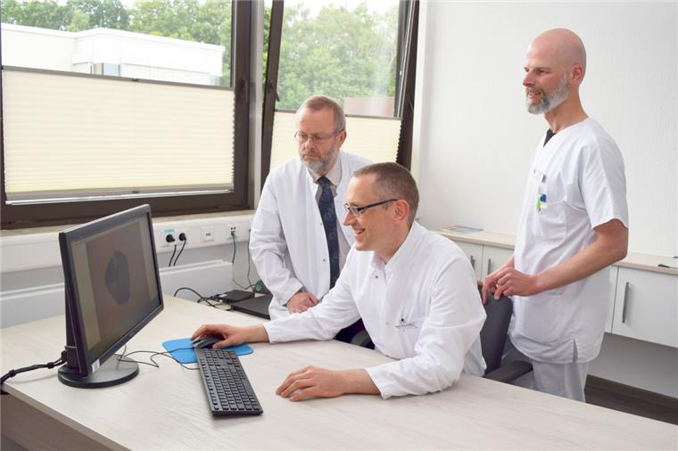 Klinikum Reinkenheide: Bremerhavener Hautspezialisten beraten via Telemedizin Am Bildschirm analysieren und Befunde erheben: Mittels Telemedizin können die Dermatologen des Klinikums Reinkenheide, Chefarzt Dr. Gunnar Wagner, Dr. Michael Sachse und Rainer Abbenseth (von links), das künftig auch für überregional Ratsuchende.