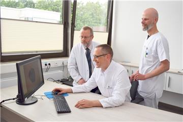 Am Bildschirm analysieren und Befunde erheben: Mittels Telemedizin können die Dermatologen des Klinikums Reinkenheide, Chefarzt Dr. Gunnar Wagner, Dr. Michael Sachse und Rainer Abbenseth (von links), das künftig auch für überregional Ratsuchende.  