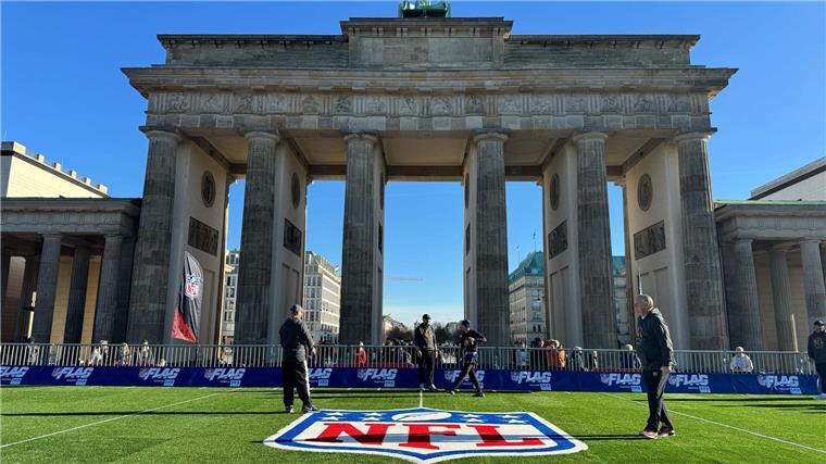 NFL kommt „nach Hause“ mit Bus-Kolonne, Pitbull und Chips Am Brandenburger Tor ist ein Flag-Football-Field aufgebaut.