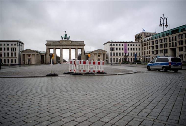 Lockdown-Verschärfung: Treffen mit Merkel wird vorgezogen Am Brandenburger Tor und in ganz Deutschland sind die Straßen weitestgehend leer. Nun soll der Lockdown noch verschärft werden.