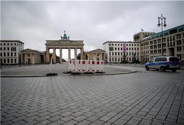Am Brandenburger Tor und in ganz Deutschland sind die Straßen weitestgehend leer. Nun soll der Lockdown noch verschärft werden.