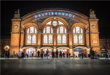 Der Bremer Hauptbahnhof am Abend. 