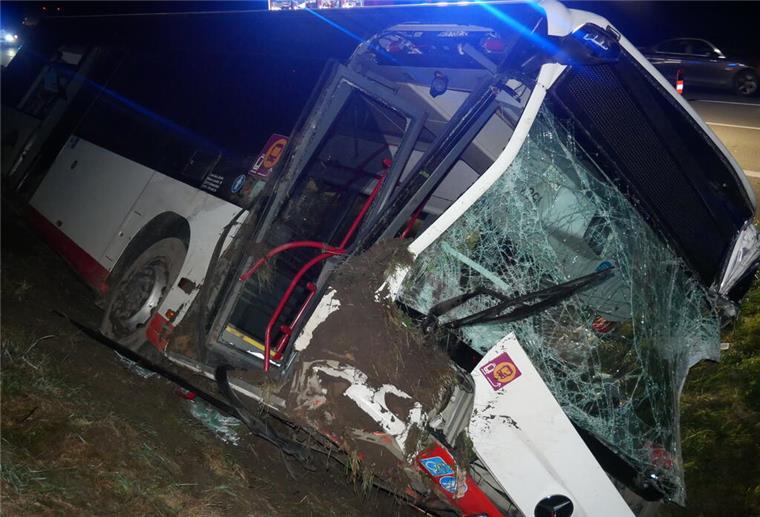 Am Bus ist es zu schweren Beschädigungen gekommen.