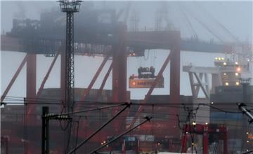 Am Containerterminal in Bremerhaven hat die Entladung der "MSC Zoe" begonnen.