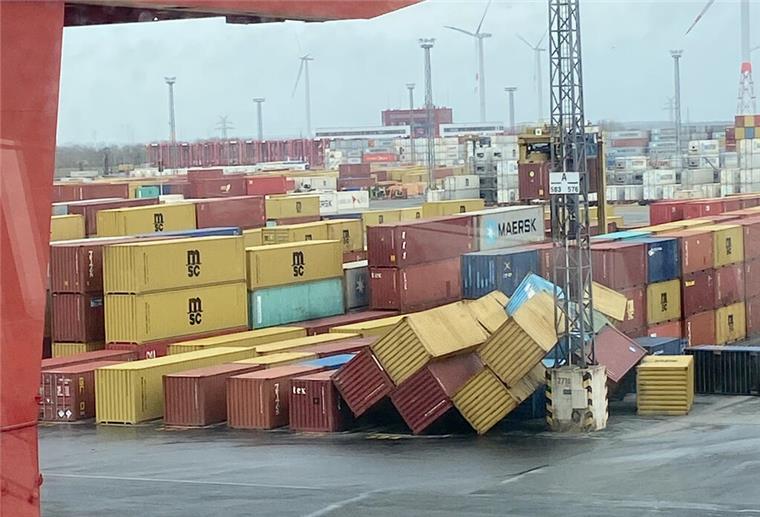 Sturm im Norden: Container im Hafen fallen um Am Containerterminal in Bremerhaven sind Container umgefallen.