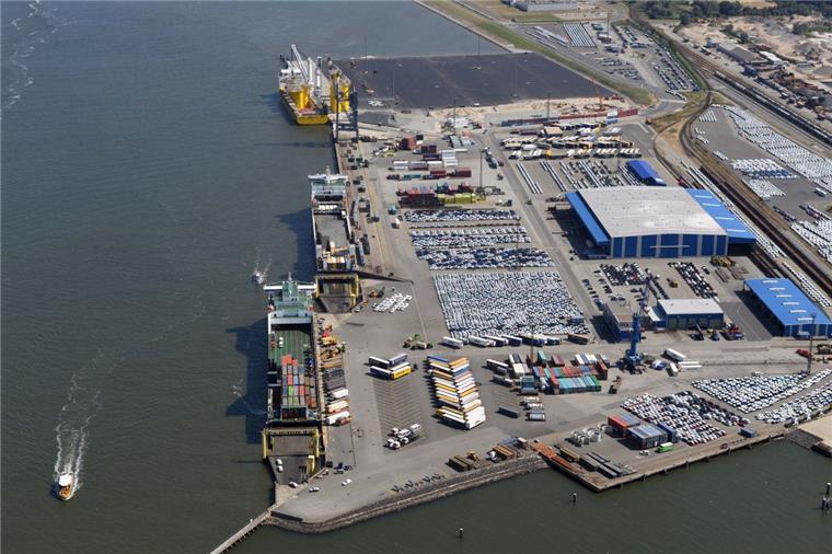 Am Cuxport in Cuxhaven wollen immer wieder Flüchtlinge illegal auf Schiffe kommen, die nach England fahren.