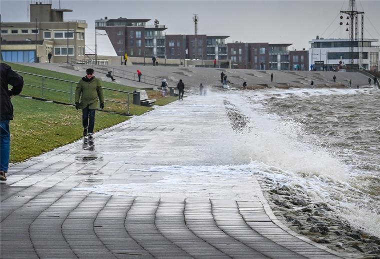 Bremerhaven: Wie sicher ist der Deich? Am Deich tritt die Weser bei Wind und Sturmflutlage über die Uferkante.