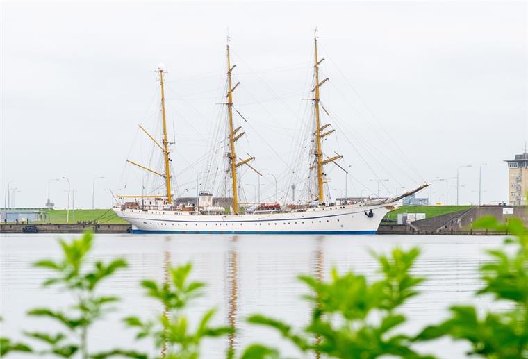 Nach Motorschaden: „Gorch Fock“ geht auf zweite Probefahrt Das sanierte Marineschulschiff „Gorch Fock“ liegt nach einer vorzeitig beendeten Probefahrt an einer Kaimauer im Hafen.
