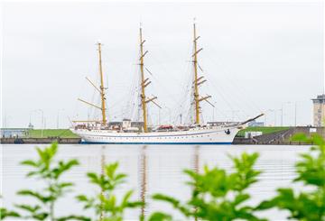 Das sanierte Marineschulschiff „Gorch Fock“ liegt nach einer vorzeitig beendeten Probefahrt an einer Kaimauer im Hafen. 