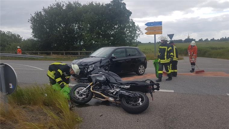 Loxstedt: Schwerer Verkehrsunfall - Motorradfahrer verletzt Am Dienstag ist es bei Dedesdorf zu einem schweren Verkehrsunfall gekommen. Eine Autofahrerin hatte einen Motorradfahrer übersehen und stieß mit ihm zusammen.