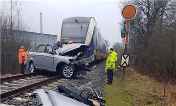 Am Dienstag kollidierte ein 42 Jahre alter Autofahrer mit einem Zug auf einem unbeschrankten Bahnübergang.